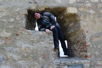 Upozornenie pred vstupom na hrad: ,, Nelezte na hradby!!"