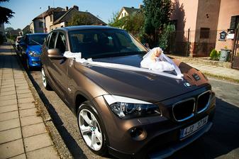 Nazdobená auta. Už od mala jsme si přála jet na svatbě v BMW a ženich mi toto přání splnil