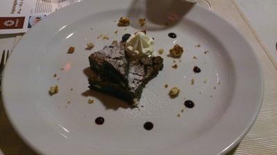 Čokoládové brownies s nočkem limetového crème fraîche, borůvkovým želé a griliášovými mandlemi (bezlepkové)
