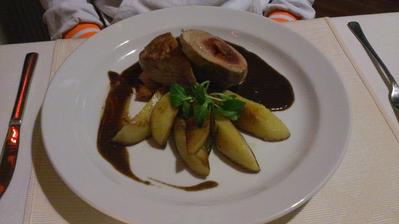 Vepřová panenka plněná tyrolským špekem na concassé z hrušky a blumy s omáčkou demi glace z Marsaly