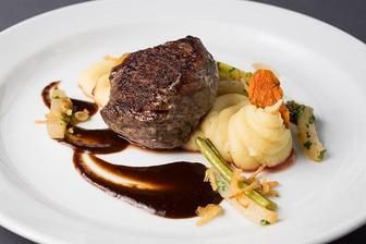 grilovaný rumpsteak provoněný citrónovým tymiánem, bramborovo-celerové pyré, glazovaná bílá ředkev a jarní cibulka, vinná demi glace