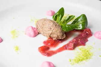 zvěřinové paté s chutney z rebarbory a blumy, espuma z klíčků červené řepy, hráškový prach, rozpečená bageta