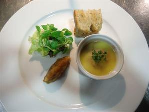 Kachní paštika s hruškovým chutney listový salátek, opečený chléb - chutney bylo naprosto dokonalé, ovšem tahle paštika byla opravdu hnusná, nahoře, jak jde vidět, tuk, ten to jen zhoršil.