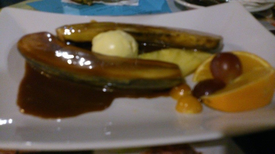 Degustační požitek - Pečený banán vykoupaný v kubánském rumu podávaný s vanilkovou zmrzlinou a karamelem