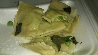 Ravioly s hráškem ricottou a mátou, ze začátku jsem se chutí bála, ale nakonec jsem si báječně pochutnala