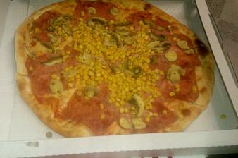 Já moc na pizzu nejsem, ale když přítel říkal, že minulý měsíc jich dělali 1300 kusů a je to ve vesnici, tak jsem si řekla, že bude asi dobrá a byla! Brněnský pizzerky se můžou jít zahrabat!
