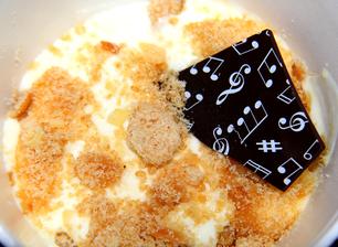 Panna cotta z blond čokolády Valrhona s exotickou marmeládou a Grand Marnier - totálně luxusní pod tím byla ta marmeláda a brutálnííí!!!!