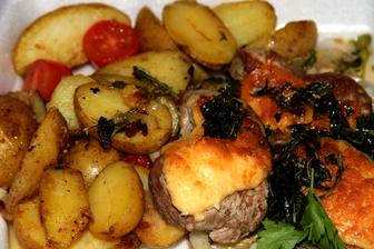 medailonky z vepřové panenky marinované v česneku, pečené na grilu v parmezánové krustě, se smaženou rukolou a restovanou čekankou na olivovém oleji a pečené brambory s rozmarýnem a cherry rajčátky