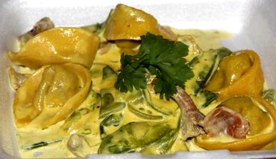 domácí houbové tortellini s šafránovou omáčkou z lišek, cukrového hrášku a smetany - FUJ FUJ FUJ FUJ FUJ