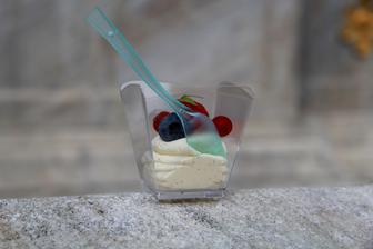 Šlehané vanilkové mascarpone s lesním ovocem - NAPROSTO LUXUSNÍÍÍÍ SLAVNOSTI JÍDLA BRNO NÁMĚSTÍ SVOBODY DOPORUČUJII