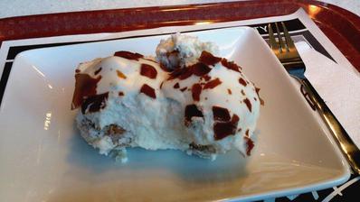 Byly jsme dnes s kamarádkou na Mekáči a v MCcafé měli zákusek- PROFITEROLES tak jsem ho zkusila a fakt dobrý, krémový uvnitř čokoláda, sice 50Kč ale stálo to za to