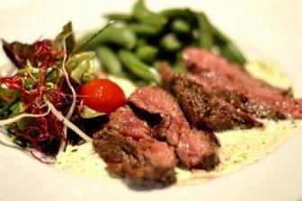 Tak když už nic, tak aspoň ozkouším postupně rozvozy v Brně, steak ze svíčkové docela ucházející, zažila jsem lepší, ale ten cukrový hrášek prostě miluju
