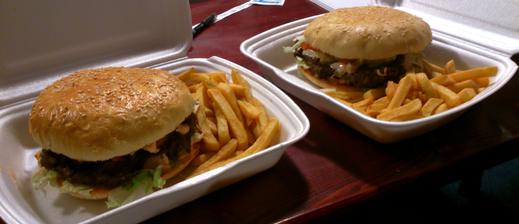 páteční půlnoční svačinka :-D 1+1 zdarma baconburger a cheeseburger, jeden lepší než druhý a já jako dezert jsem měla francouzskou palačinku s marmeládou, šlehačkou a čokoládovou polevou, ale to jsem snědla dřív, než jsem to stačila vyfotit :-D