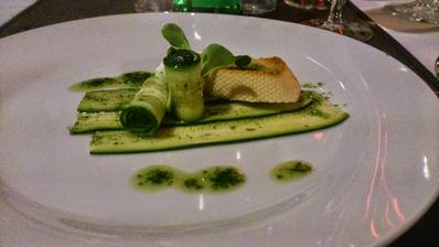 Cuketové carpaccio s bazalkovým pestem doplněné bylinkovým žervé, crostina - celé dnešní degustační menu bylo prvotřídní, ale tohle byla pecka, musím někdy zkusit