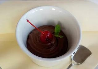 Čokoládový mousse podávaný s višní marinovanou v portském víně - trochu to chutnal jako termix, z jejich dezertů slabší, ale itak chutnal