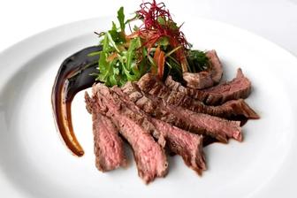 flanksteak s kávovou redukcí a rukolovo-ředkvičkovým salátkem - kávová redukce mně moc nenadchla, ale masíčko hmmm luxus