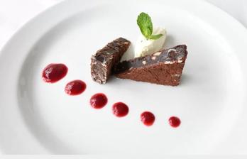 čokoládové brownie s citronovým mousse - naprosto luxusní, ještě jsem k tomu měla šlehačku z Raďovy vídeňské kávy :-D