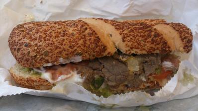 Dnes jsme s kamarádkou vyzkoušely subway, no pecka, tolik chutí-- hovězí maso, slanina, čedar, avokádo, rajče, okurek, sýrová omáčka, parmazan no MASAKR ZKUSTE!
