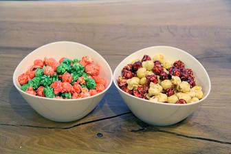tak jsem zkusila zase něco nového a to popcorn s příchutí vodního melounu( vlevo) a red velvet) vpravo a musím říct famooozníí