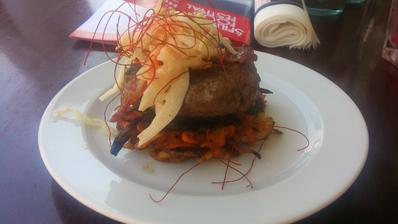 BEEF POTATO BURGER – šťavnaté výběrové hovězí dle originální americké receptury, brusinkové chutney s papričkou habanero a coleslaw salátem s barde slaninou