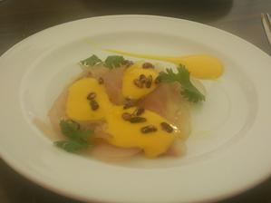 nejlepšííííí - Carpaccio z pražmy královské, passion fruit majonéza, pufovaná černá rýže a koriandr