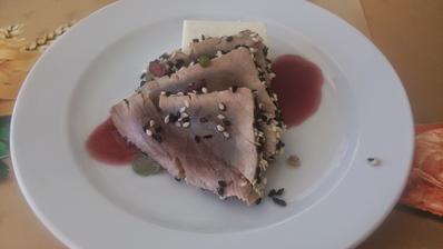 filet z tuňáka v sezamové krustě na květákové panna cottě s mátou a pikantní višňovou omáčkou - PROSTĚ WOOOW