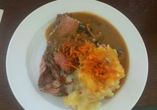 filovaný flank steak s omáčkou ze sušených hub a medového bourbonu, zapečené brambory se slaninou a čedarem, batátová sláma