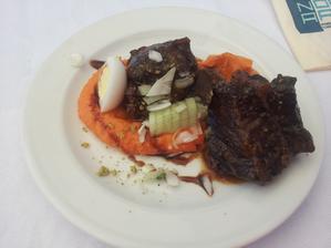 Telecí líčka na medu, batátové purée, křepelčí vejce, prach z pistáciových oříšků, balsamico redukce