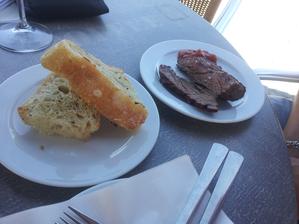Grilovaný flank steak (plemeno Čestr) na dřevěném uhlí, tomatový jam nebo madeirská omáčka, domácí chléb