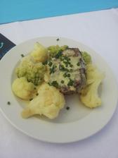 Marinovaný jelení hřbet s bylinkami a Grand Marnier likérem, květák a romanesco na másle, omáčka z kachních Foie gras - tohle nám donesli omylem, zadarmo dobrý :-D