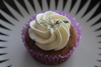 tak dneska jsem si znovu štrádovala do my foodu a vzala si cupcaků víc tento je levandulový, mooc dobrý a dokonce jsem zjistila, že cupcaky jsou veganský, takže vlastně zdravý ;-) :-D