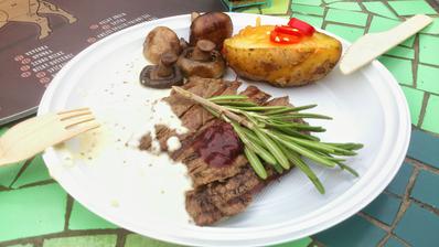 USDA hovězí knuckle steak, relish z granátového jablka a brusinek s balsamikovým octem, tymiánové žampiony, pečené brambory s bylinkovým pestem a cheddarem, omáčka z hrubozrnné hořčice - skvělá kombinace chutí