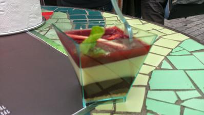 čokoládový ganache z tmavé a bílé čokolády Valrhona s jahodovým coulis, zdobený čerstvým mangem a mátou - šíleně sladký, tu čokoládu dole jsem nedala ale do půlky luxus