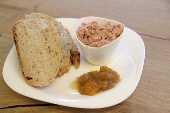 včera dovezli ze světa bedýnek luxusní paštičku s mangovým chutney a krásně křupavý cibulový chléb, dnes vařím romantickou večeři, tak tohle bude předkrm