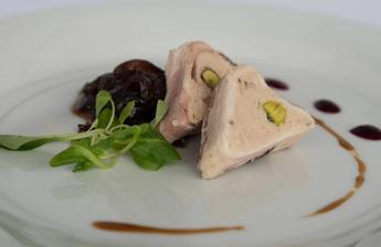 králičí paštika s pistáciemi balená ve slanině s cibulovou marmeládou a redukcí z divokých brusinek -- jakožto bývalá majitelka mazlíčka králíka mi to bylo zatěžko, ale dala jsem to a bylo to dobré