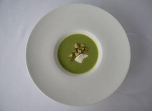 hráškový krém s nočkem creme fraiche a krutony genovese -- luxus, jen krém fraiche chutnal stejně jako pomazánkové máslo :-D