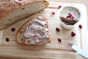 Moje úplně první domácí játrová paštika, recept mám od sousedky a chutná úplně stejně jak od ní, tak jsem spokojená :-)