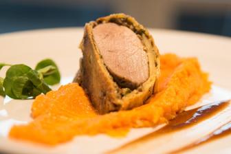 vepřová panenka „Wellington“, batátové pyré s javorovým sirupem, omáčka demi glace -- panenka se rozpadala v puse, a to pyréé hmm