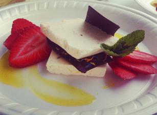další pecka tentokrát sladkost s lehce pálivou omáčkou perfektní kombinace chutí-- Ovocný parfait s vanilkou bourbon, čerstvými jahodami, čokoládovým masala aphrodite a zázvorovým glazé