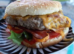 večerní burger podle receptu polreicha, vynikající budeme dělat častěji, hlavně to bylinkový máslo uprostřed masa udělalo skvělou chuť
