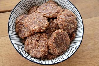 mám hromadu ovesných vloček, tak jsem udělala rychlosušenky otázka 6 minut- http://www.foodclub.cz/recept/nepecene-cokoladove-susenky-z-ovesnych-vlocek/