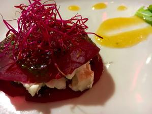 Začínají nam degustaci v našich oblíbených restauraci tuhle si za měsíc rádi zopakujeme luxusní marinovaná červená řepa s kozím sýrem a meruňkovým balsamicem
