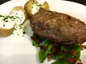 Rumpsteak na opečeném cukrovém hrášku se slaninkou a pečenými bramborami s česnekovo pažitkovým dipem