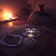 sobotní večer s růžičky z listového těsta, popcornem, yankee candle s vůní makronek, solnou lampou a dvěma uprděnýma psama :-D