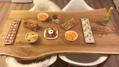 Mini langoše, cibulové kroužky, twisty se slaninou a čedarem, tycinky z listoveho testa se solí a kmínem, šmakujeme si