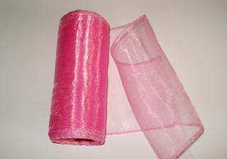 ružová organza na stol doma