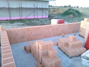 3.7. 2014 zacali sme murovat