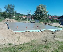 Základová deska zalitá!!! Jupí :):). Ale je děsnej pařák!! Mám strach, aby nebyly kvůli pařáku potíže...opravdu hoodně paří.