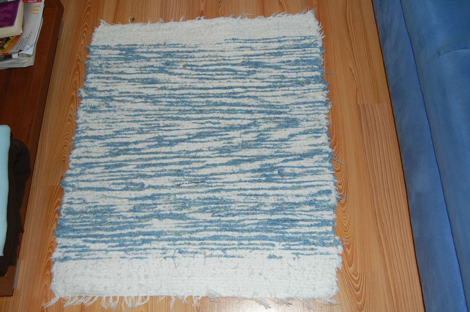 Rucne tkany prijemny modro biely kobercek - Obrázok č. 1