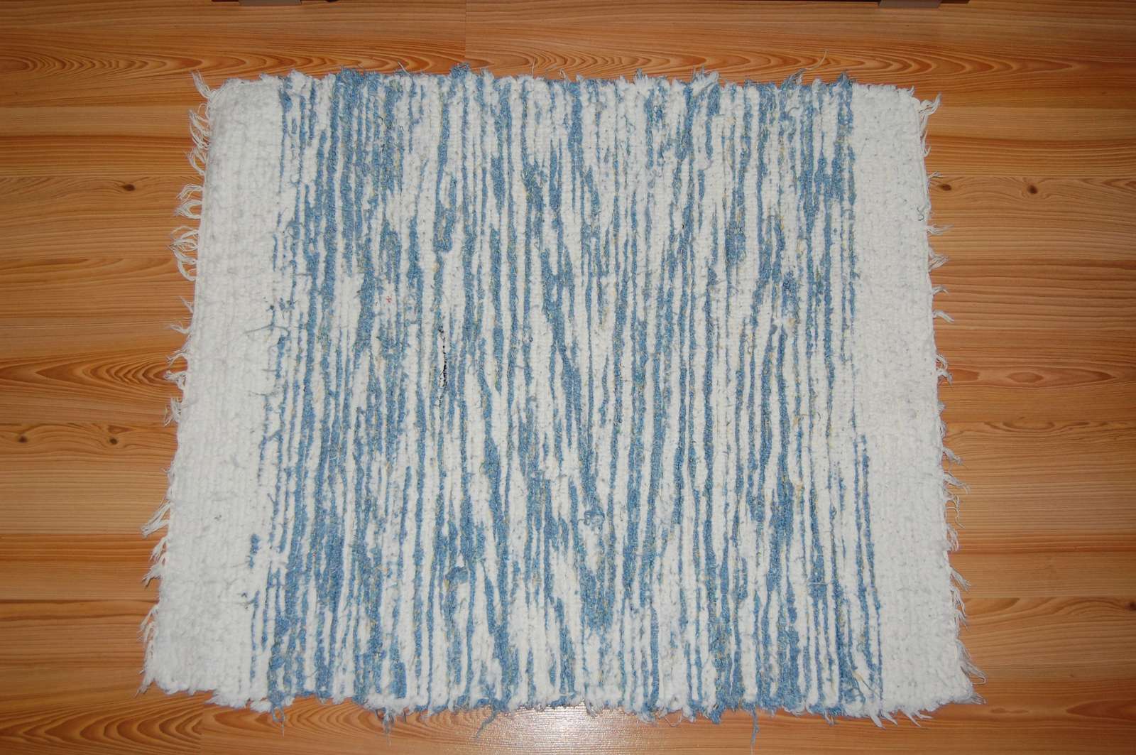Rucne tkany prijemny modro biely kobercek - Obrázok č. 3